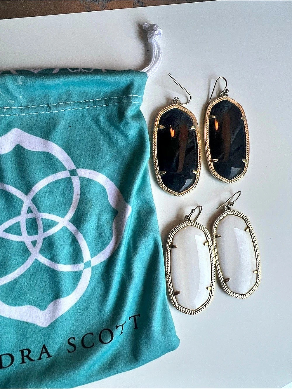 Kendra Scott Elle Gold Drop Earrings Black & White